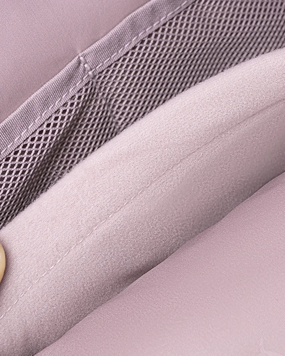 mochila ravena sendo usada modelo ambiente urbano executivo trabalho reunião feminina elegante mochila premium levatte