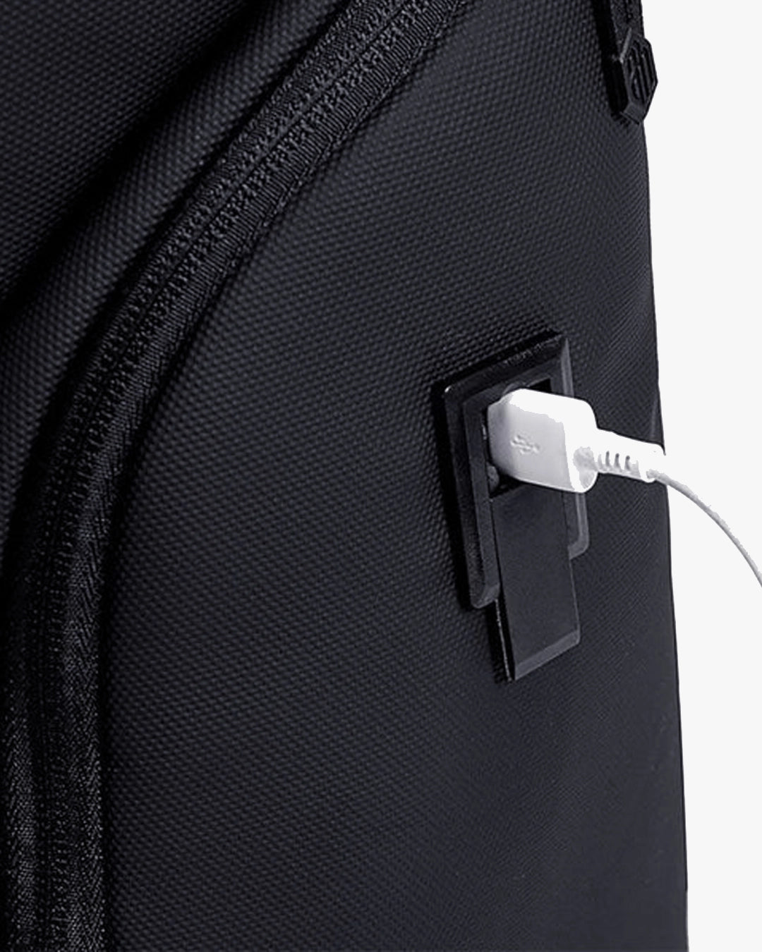saída usb lateral mochila versalles powerbank interno conectar dentro usar fora carregar celular fone dispositivos sem abrir mochila conectividade movimento trajeto