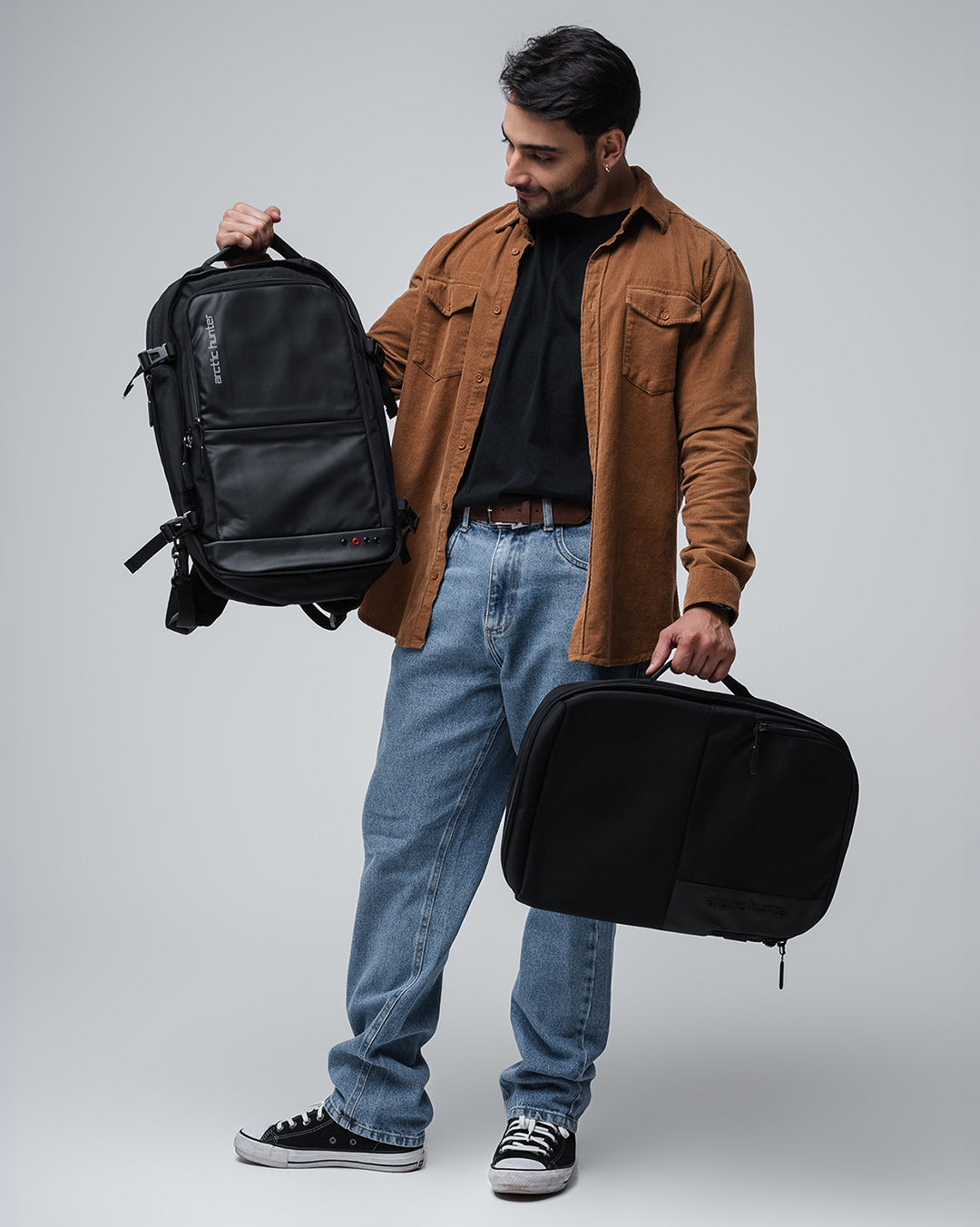 modo pasta executiva compact-mac flexmode alças removíveis visual limpo elegante reunião escritório ambiente corporativo formal masculino profissional