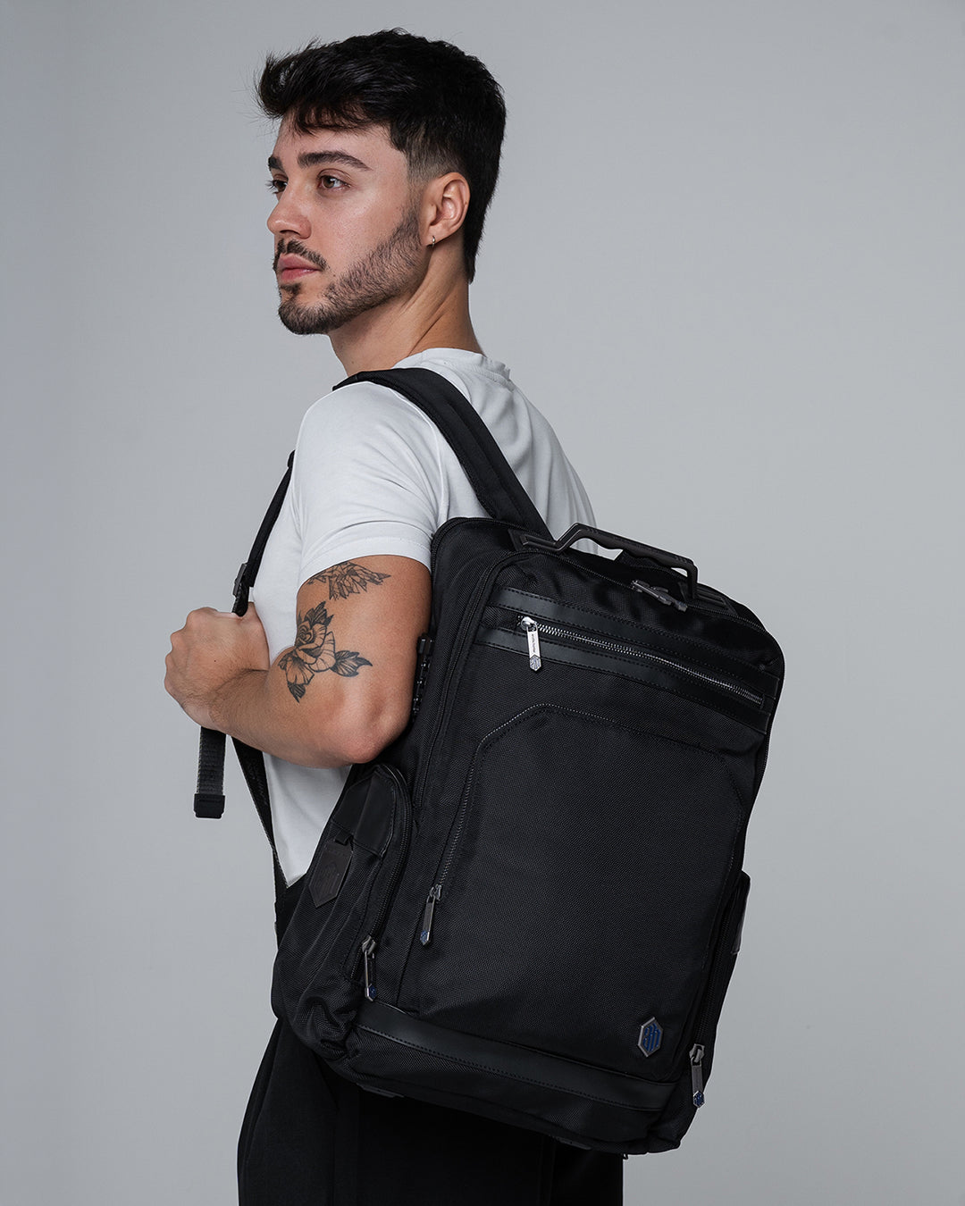 mochila executiva ezotc-x levatte preta 45 litros 1.4kg poliéster 1680d trava tsa notebook 15.6 alça aço inoxidável pasta inclusa brinde detalhes metálicos robusta elegante alto padrão