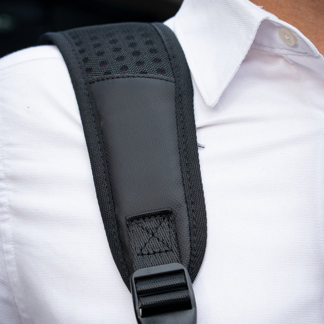mochila guardian lateral preta semi-rígida mantém estrutura vazia diferente mochilas comuns material resistente impressionou design moderno masculina executiva corporativa