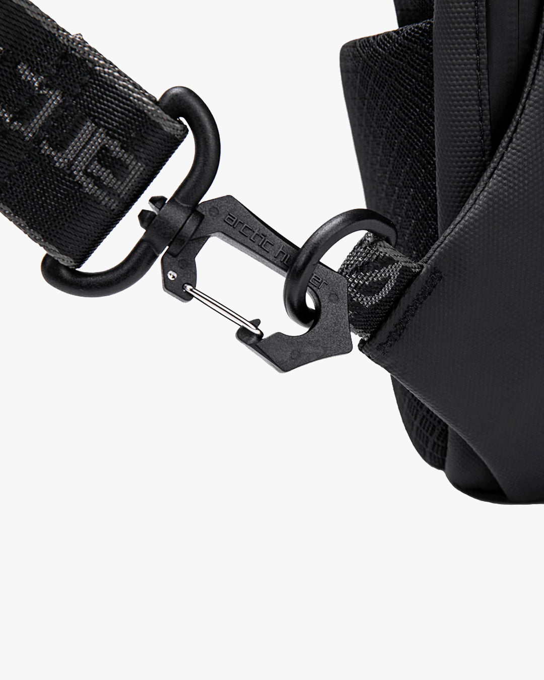alça assinada ajustável branding exclusivo shoulder bag huepack conforto uso prolongado transversal crossbody bolsa urbana masculina estilosa elegante diferenciada