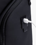 saída usb lateral mochila versalles powerbank interno conectar dentro usar fora carregar celular fone dispositivos sem abrir mochila conectividade movimento trajeto