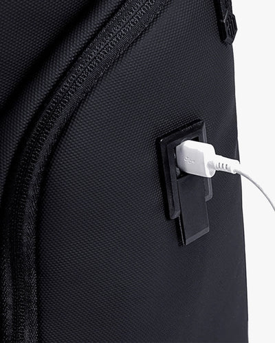 saída usb lateral mochila versalles powerbank interno conectar dentro usar fora carregar celular fone dispositivos sem abrir mochila conectividade movimento trajeto