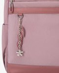 chaveiro exclusivo folhas flores mochila serena detalhe metálico removível acessório moda feminina elegante sofisticado