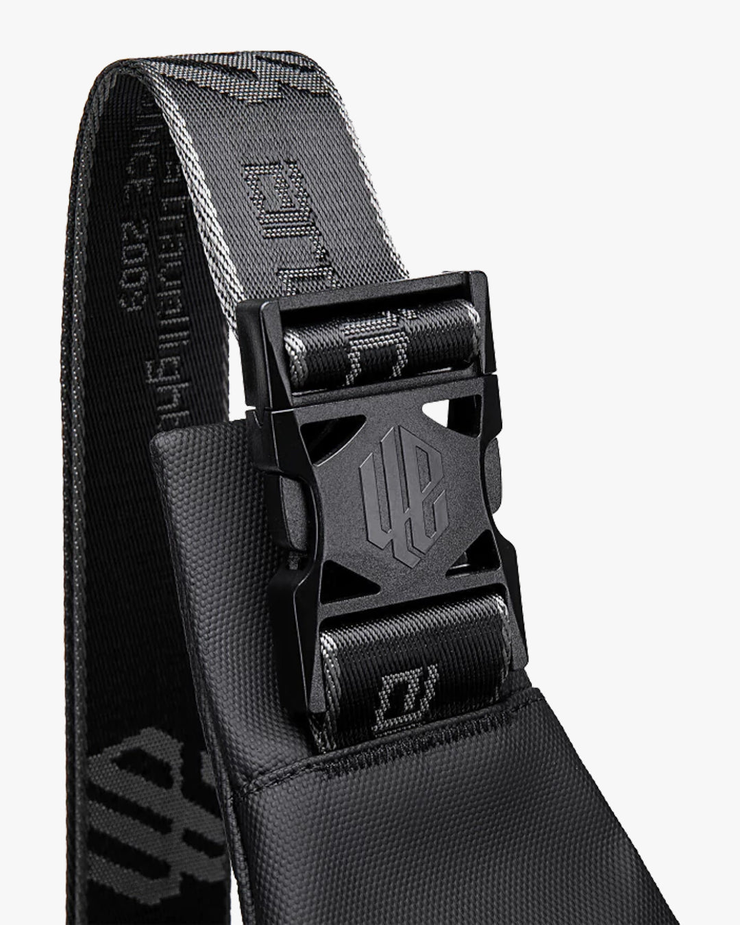 alça assinada ajustável branding exclusivo shoulder bag huepack conforto uso prolongado transversal crossbody bolsa urbana masculina estilosa elegante diferenciada