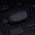 shoulder bag hiker preta ângulo design compacto ergonômico abraça corpo 0.4kg leve zero peso total presença bolsa urbana minimalista academia treino rotina dia inteiro