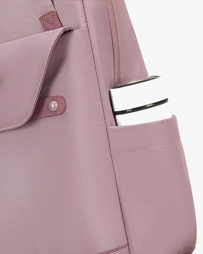 bolso lateral garrafa mochila ellena discreto funcional detalhe pérola acabamento refinado mochila feminina prática elegante