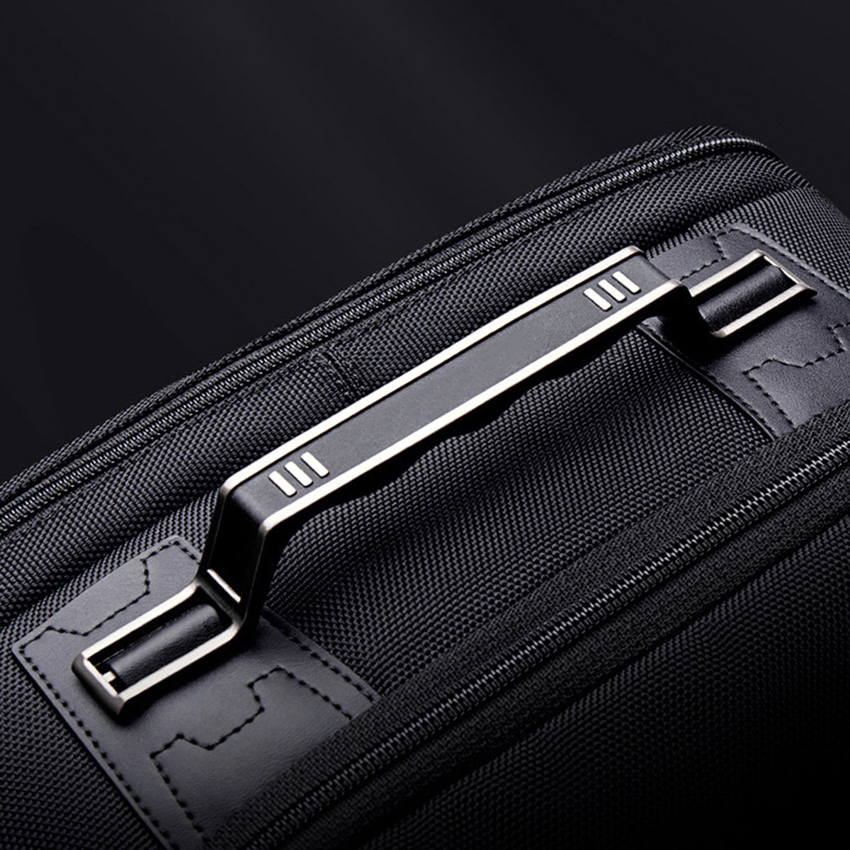 alça mão aço inoxidável premium mochila ezotc-x acabamento refinado resistência elegância executiva detalhes metálicos único diferencial mercado transporte alto padrão