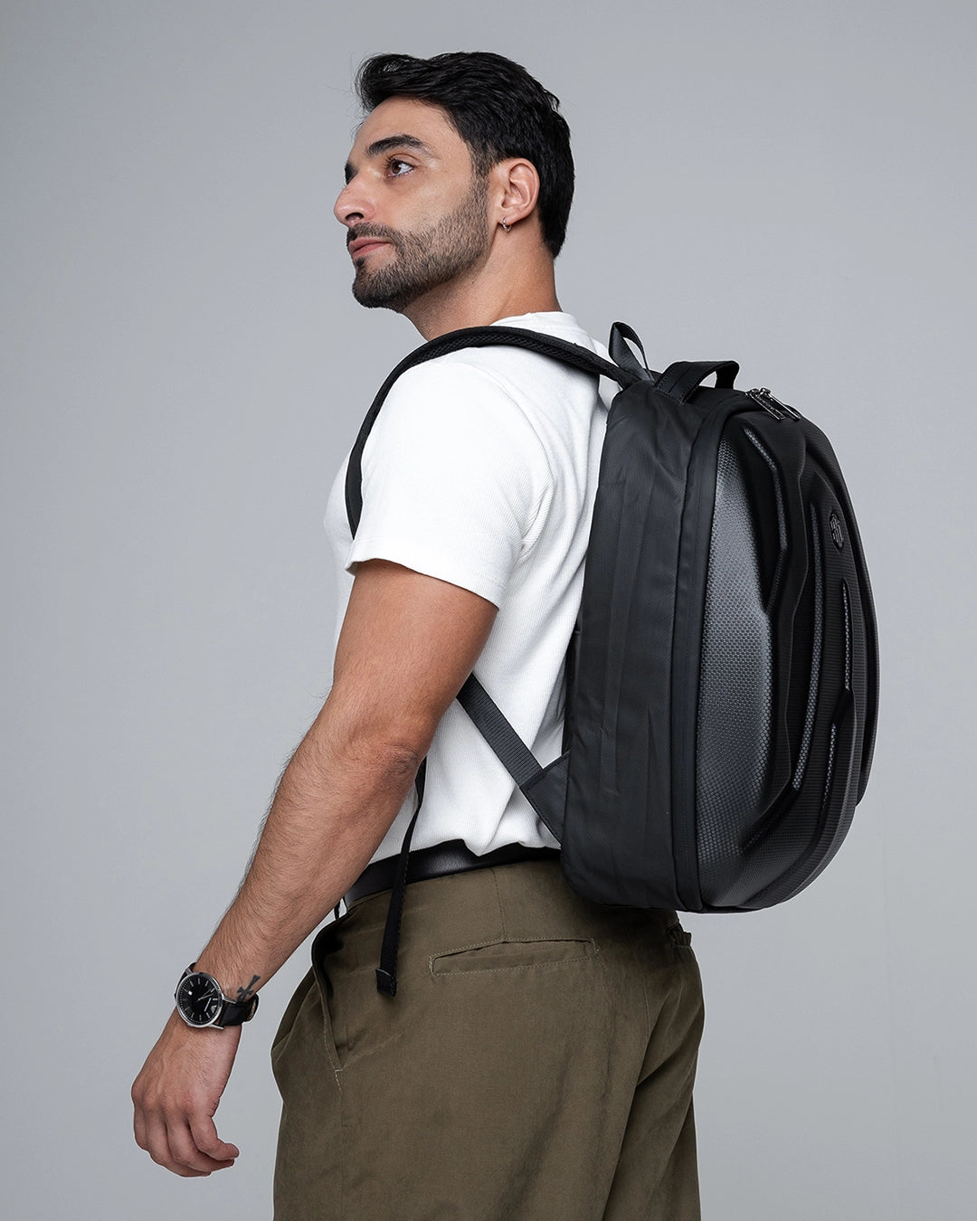 mochila guardian levatte detalhe produto preta semi-rígida material tecido prova água anti-riscos zíper ykk resistente design moderno executiva masculina