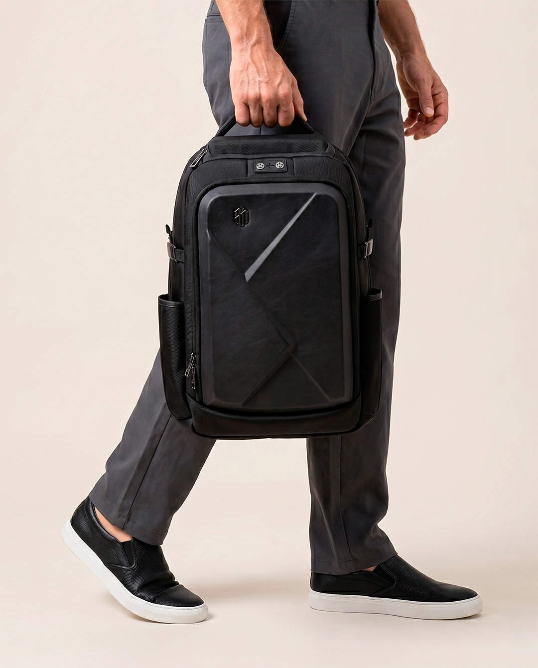 mochila executiva semi-rígida abs armour-x levatte preta 35 litros 1.3kg notebook 15.6 usb fone bolso óculos rígido trava peitoral airmesh resistente bem acabado visual tático imponente