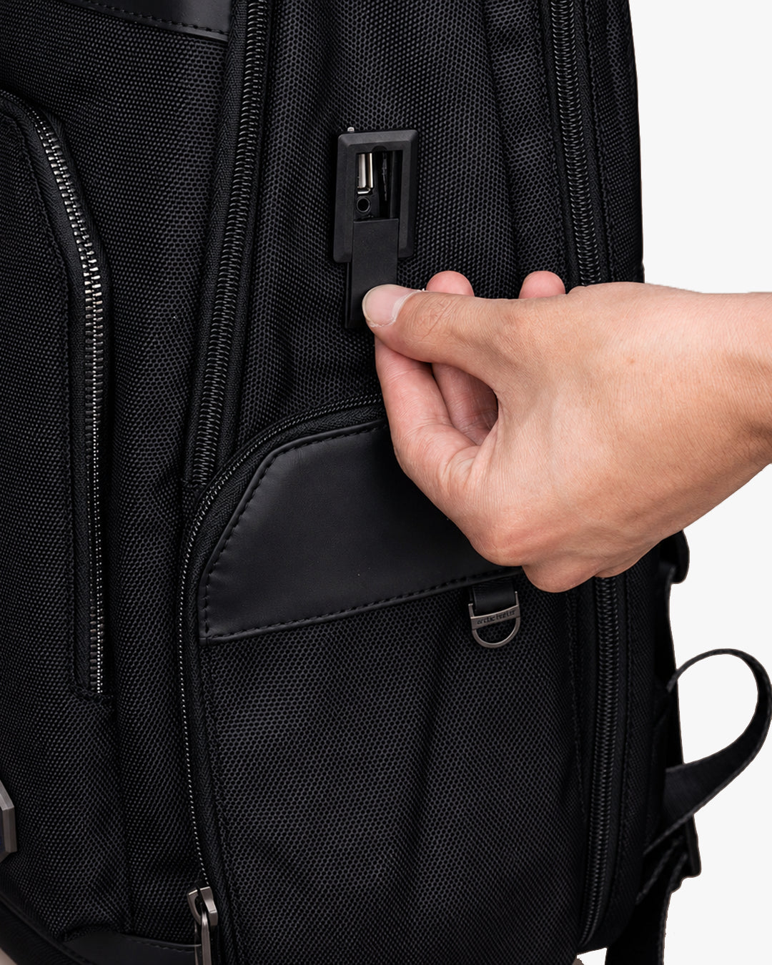 usb externo entrada p2 fone mochila ezotc-x conectividade total powerbank celular fone sem abrir mochila aeroporto trabalho reunião movimento praticidade