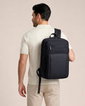 mochila executiva vertex sendo usada ambiente corporativo escritório executivo carregando notebook mochila para trabalho dia a dia profissional moderno