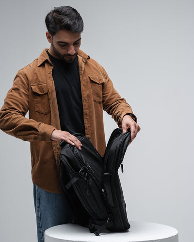 compact-mac levatte lifestyle ambiente executivo corporativo masculino reunião aeroporto viagem negócios premium elegante bem construída