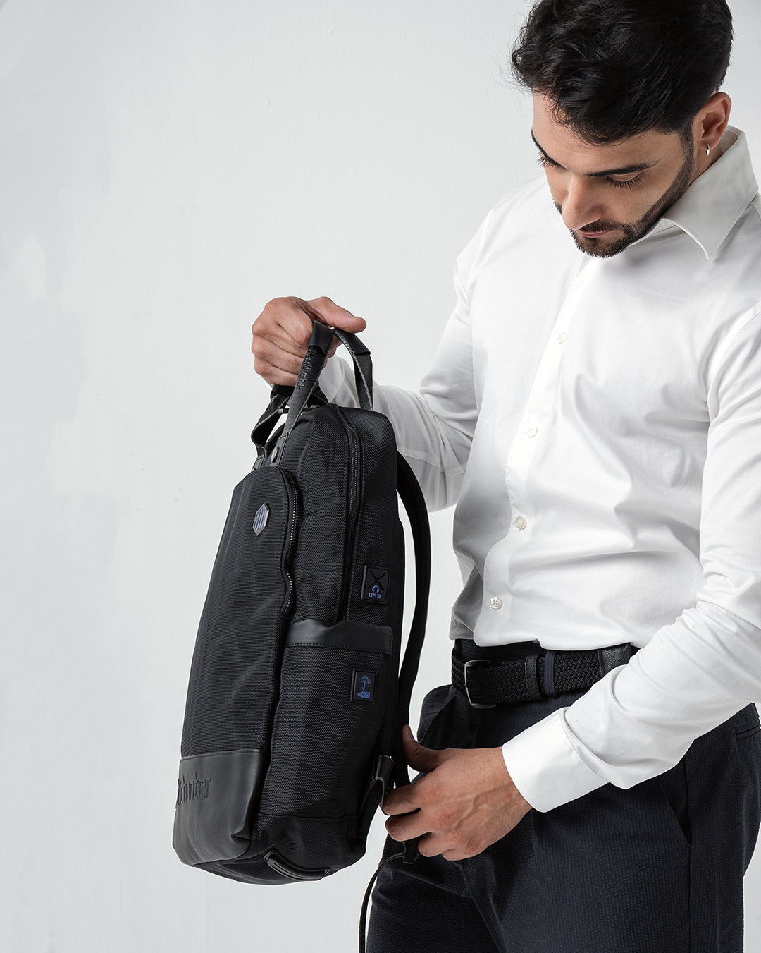 usb saída fone entrada lateral mochila unique carregar celular ouvir música sem abrir powerbank por dentro conectividade movimento trabalho reunião