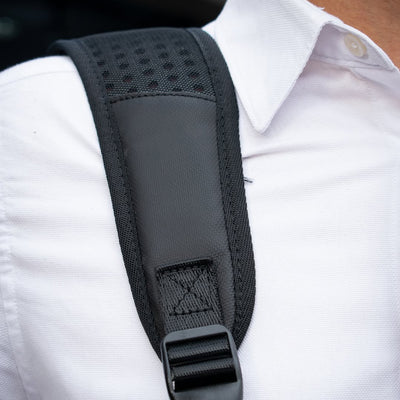 mochila guardian lateral preta semi-rígida mantém estrutura vazia diferente mochilas comuns material resistente impressionou design moderno masculina executiva corporativa
