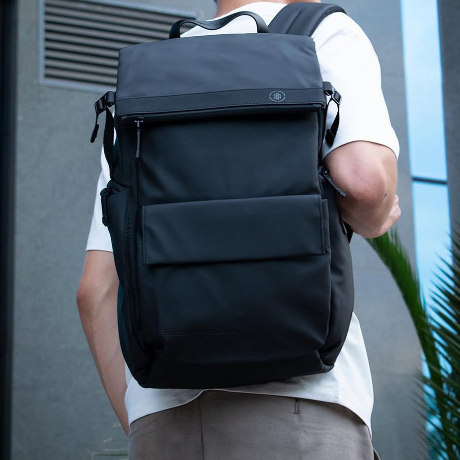 mochila urbanity levatte modelo masculino lifestyle ambiente corporativo urbano divisões ótimas dia a dia capacidade carga muito boa se ajusta perfeitamente