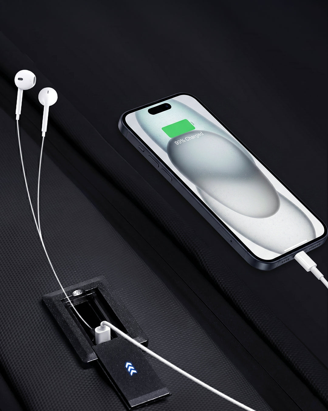 usb externo lateral saída fone dedicada eminence powerbank conectar dentro usar fora carregar celular fone dispositivos sem tirar mochila alça mala rodinhas acoplagem aeroporto mãos livres
