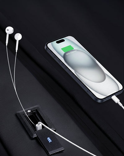 usb externo lateral saída fone dedicada eminence powerbank conectar dentro usar fora carregar celular fone dispositivos sem tirar mochila alça mala rodinhas acoplagem aeroporto mãos livres